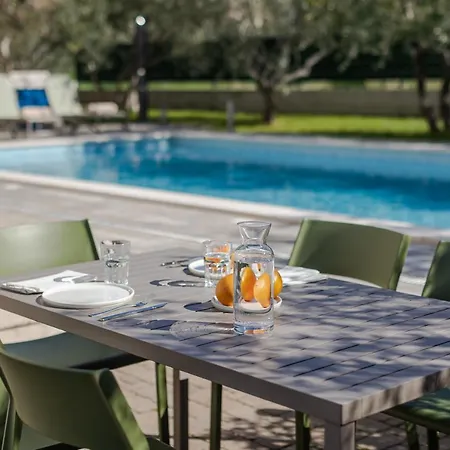 The Olive Poolhouse Split