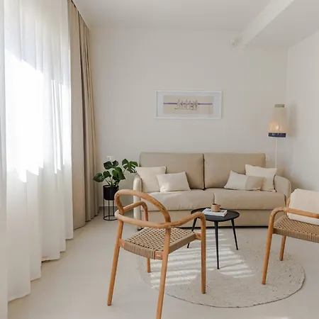 The Olive Poolhouse Apartment *