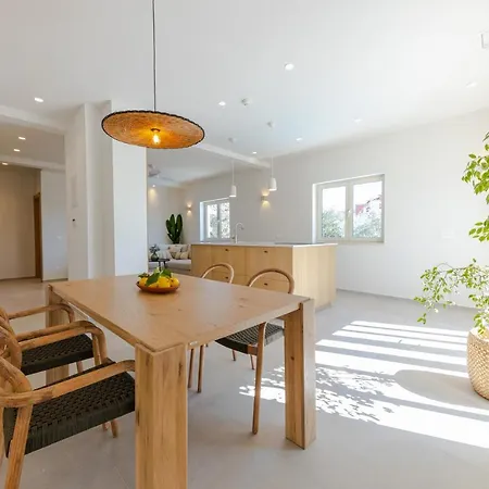 The Olive Poolhouse Apartment Split