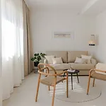 The Olive Poolhouse Apartment *