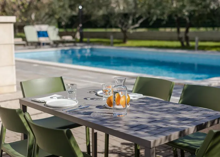 The Olive Poolhouse Split